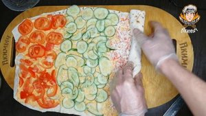 Простые рулеты из лаваша с крабовыми палочками, огурцами и помидорами