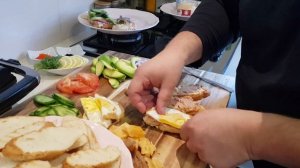 Бутерброды на праздничный стол из багета с разной начинкой с красной и черной икрой и кальмаром.202