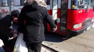 ПЬЯНОГО МУЖИКА ВЫГОНЯЮТ ИЗ АВТОБУСА! РАЗБИЛ СТЕКЛО И ПОРУГАЛСЯ СО ВСЕМИ! ПРИКОЛЫ