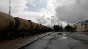 Тепловоз 2тэ116у с грузовым поездом, проезжает станцию Ноябрьск 2