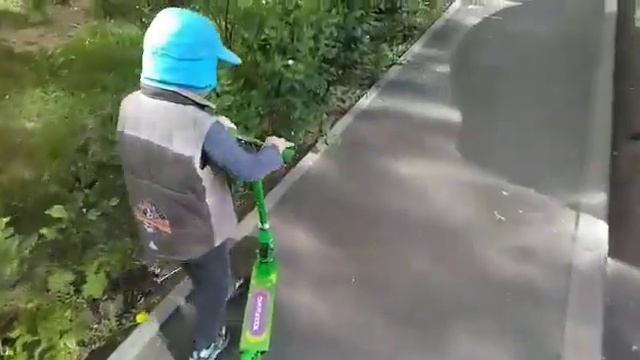 2021.05.24 Феде купили двухколёсный самокат. Второй день на новом самокате. смотреть онлайн