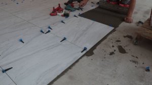 Скоростная укладка напольной плитки в Образовательном Учреждение и ЧТО для ЭТОГО надо...