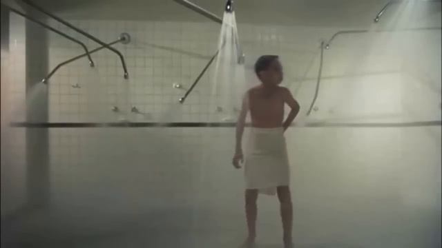 Escena regaderas - Payaso Eso (IT) - Momentos de Película смотреть онлайн