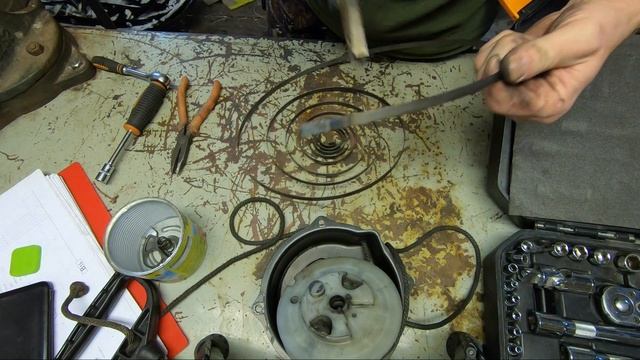 Ремонт ручного стартера своими руками. Снегоход YAMAHA 540. Пружина ручного стартера . смотреть онлайн