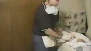 папа меняет подгузник