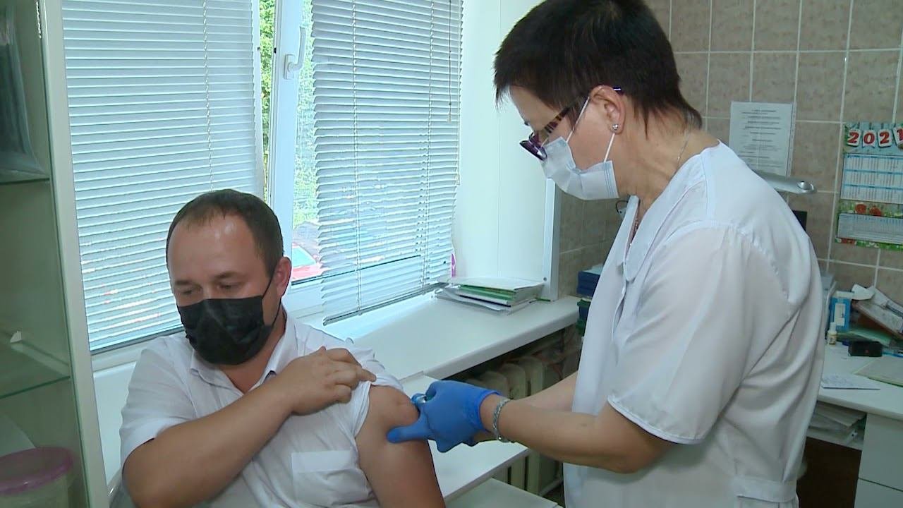 Смоленские госслужащие продолжают прививаться от коронавируса