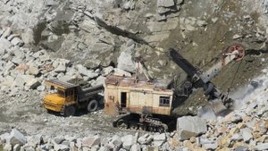 Добыча гранита, БелАЗ 7540 и экскаватор ЭКГ-5А