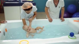 Занятие плаванием с детьми с 1 месяца до года, в грудничковых ваннах. "Держи волну"