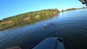 ЛОВИМ ПЛОТВУ РАЗМЕРОМ С СЕЛЕДКУ НА КУКУРУЗУ. Рыбалка с лодки на поплавок