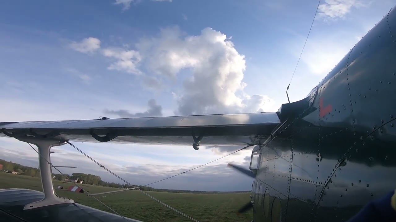 Красивый взлет самолета Ан-2. Снаружи. смотреть онлайн