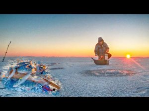 ЩЕДРЫЙ ПЕРВЫЙ ЛЁД 2022-2023 НА БОЛЬШОЙ ВОДЕ. Ловля окуня на балансир.