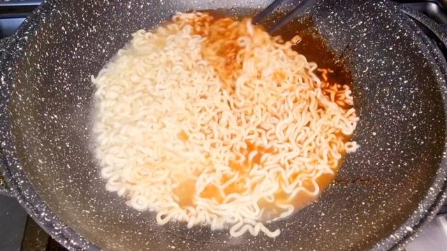 Пультак Поккымён | 불닭볶음면 | Spicy Ramen with Cheese | Korean Street Food смотреть онлайн