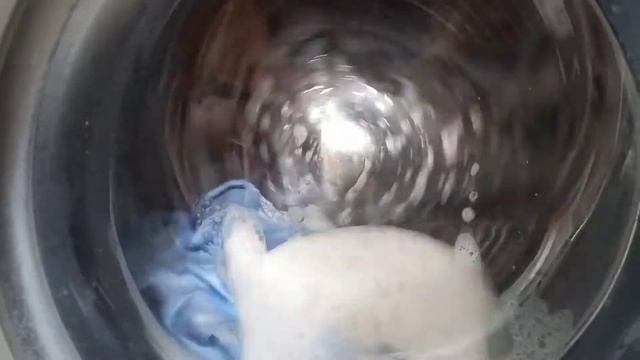 Стирка рубашки с огромном количестве пены в стиральной машине Samsung смотреть онлайн