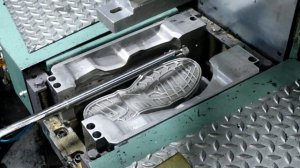 Кто обрабатывает обувную пресс-форму при производстве подошвы?