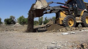 Закопка ямок,трамбовка колёсами и выравнивание территории.