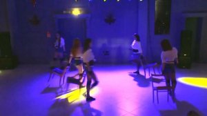 Танец со стульями.