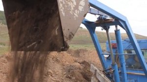 Самодельный трактор. Погрузка грунта самодельным ковшом