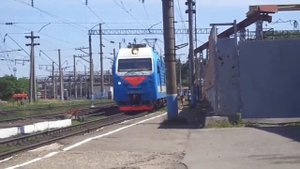 Смена тепловоза ТЭП70-0505 на электровоз ЭП1М-427 на станции Елец. 05.06.2014
