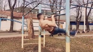 Выжал на брусьях 172.5КГ в 18 лет. Монстр стритлифтинга.