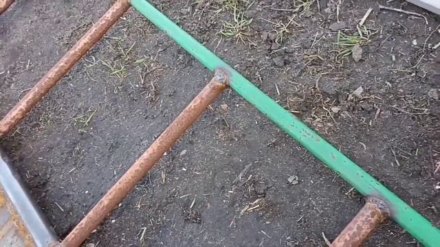 Нарезка траншей траншеекопателем для посадки:саженцев,подвоя, сеянцев.Кизильник срезан после посадк