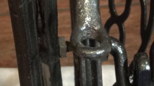 Как собрать станину, столешницу и установить старинную швейную машинку Зингер