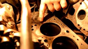 Разборка двигателя Mitsubishi Carisma Часть 1