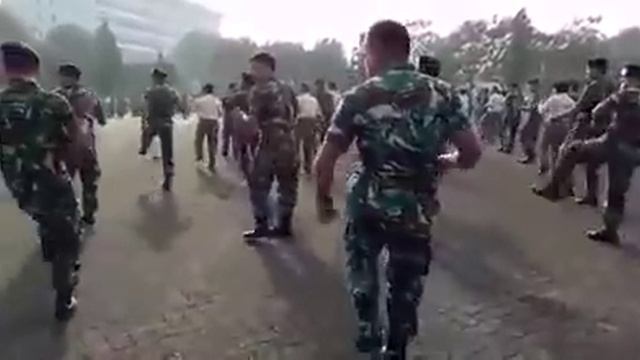 танцуют солдаты, и некоторые просто очаровательны смотреть онлайн