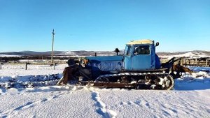 Трактор Дт-75 против огромного стога сена. #деревня#трактор#сено