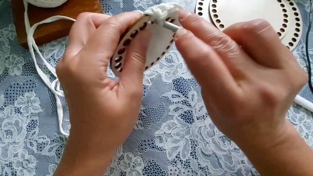 Обвязка деревянных донышек трикотажной пряжей. Tying wooden bottoms with knitted yarn. смотреть онлайн