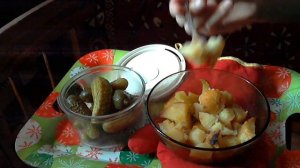 Обед с Толяном - вкусная картошка и соленые огурчики