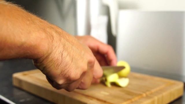 Смузи с бананом, грушей и петрушкой. смотреть онлайн