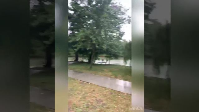 Молния ударила рядом с авто