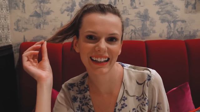 7 Subconscious Signals She Likes You (live examples!) смотреть онлайн