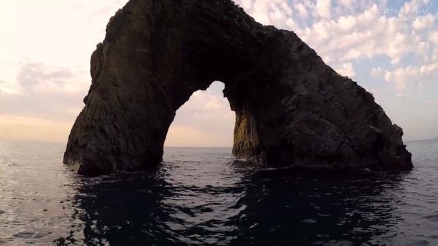 Идем на лодке. Золотые ворота. Кара-Даг. КОКТЕБЕЛЬ. КРЫМ смотреть онлайн