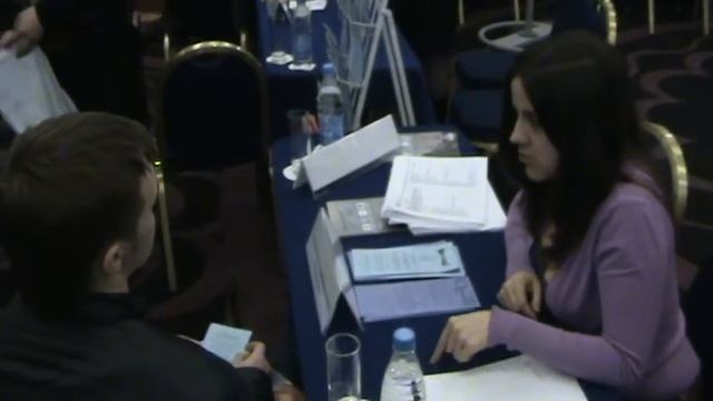 Девушка занимательно жестикулирует смотреть онлайн