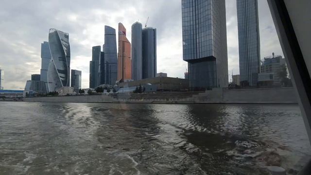 Москва. Катаемся на речном трамвайчике. смотреть онлайн