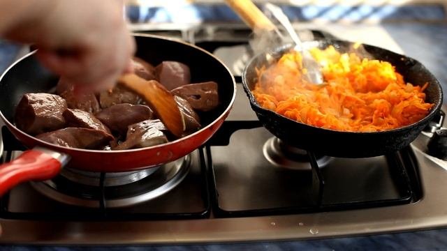 Паштет из говяжьей печени, просто вкусно доступно.