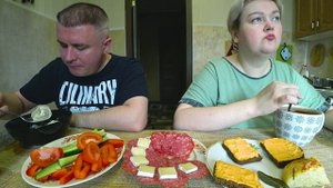 Мукбанг Вован сделал подлянку и радуется! Ещё и ругается что обожрался) Обед пельмени бутерброды