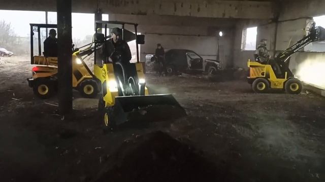 Видеообзор бортоповоротного мини погрузчика