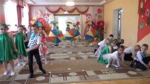 Общий танец-вход _Радуга_ с зонтиками в детском саду на 8 марта (10 гр.).mp4
