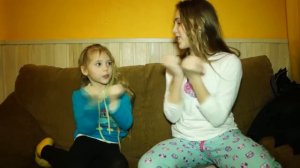 Дон-дон-дери Даша и Саша гадают на считалочке яго-яго упс, вира-вира