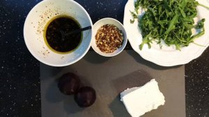 Вкусный и простой салат с запеченой свеклой, фетой и рукколой