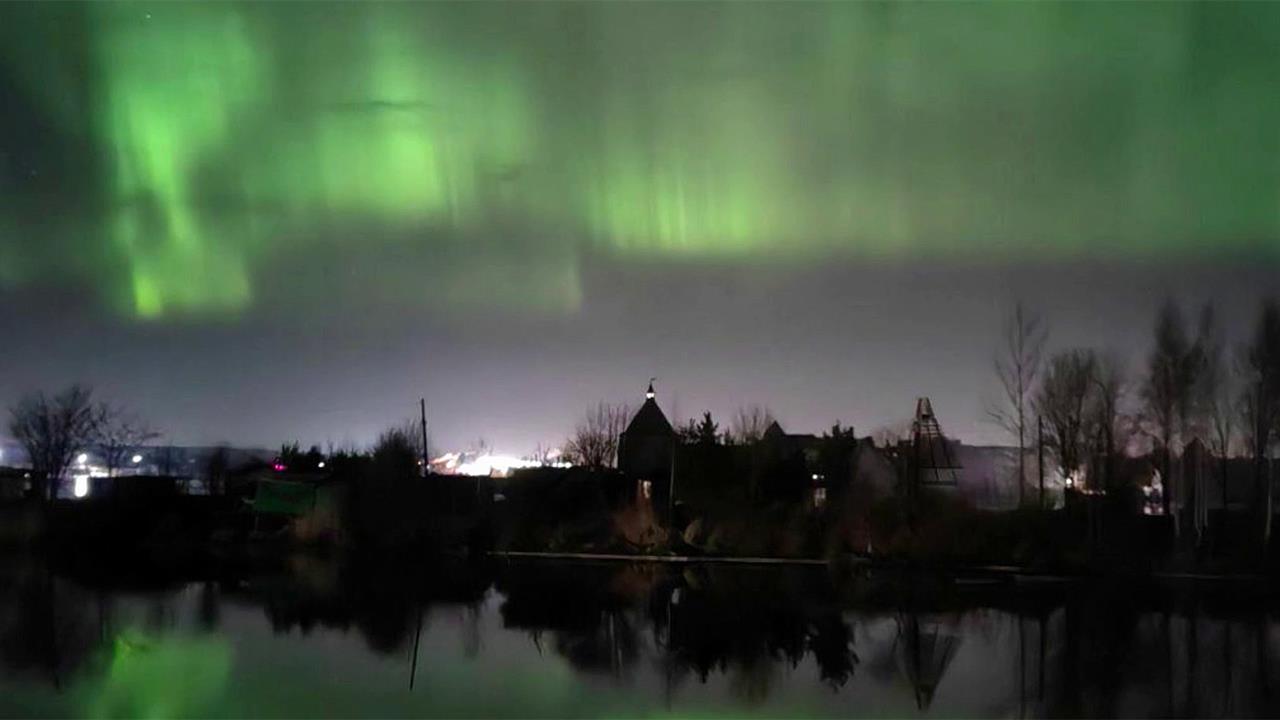 Необычайно яркое северное сияние озарило этой ночью небо в разных регионах России