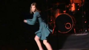 Юлия Савичева   Танцует