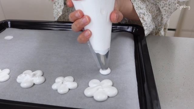 ENG) 벚꽃 머랭쿠키 만들기? 중화 제육면과 삼계탕 해먹고? 재택근무하는 일상ㅣ불닭 짬뽕, 불고기 샌드위치, 부추전, 들기름 꼬꼬면, 얼음꽃 만들기, 엽떡, 꽃 머랭쿠키 смотреть онлайн