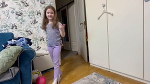 Домашнее видео танцев Арины. Любит танцевать