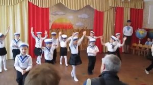 танец Моряки в ДОУ Антошка дети.