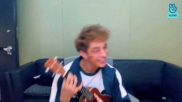 крис играет на укулеле и поёт одну и ту же песню в сотый раз смотреть онлайн