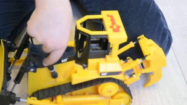 Показываю гусеничный трактор CAT смотреть онлайн