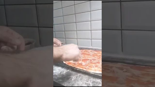 Pizza with tuna stuffing Пицца с начинкой из тунца смотреть онлайн